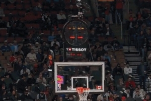 早干嘛去了！猛龙主场比赛开打 计时器还没调试好...