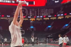 👀小吧现场观察杨瀚森赛前热身 勾手+篮下对抗终结有模有样！