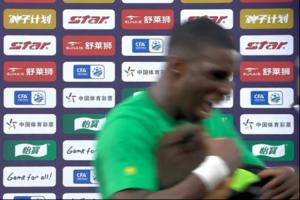 🤣太激动了！法比奥赛后采访将一旁的翻译一把搂在怀里