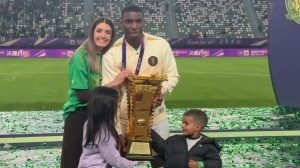 直播吧在现场|法比奥一家&塞尔吉尼奥一家分别和冠军奖杯时刻