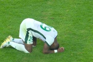 carry全场！法比奥戴帽夺得生涯首冠，赛后长时间跪地激动痛哭