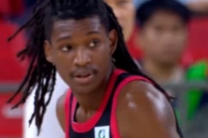 要拿三双？深圳外援史密斯半场4记三分拿下18分5板5助1断