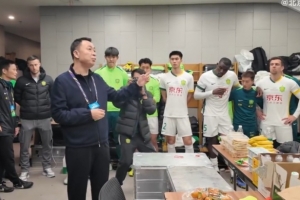 周金辉来到球队更衣室，为球队送上鼓励