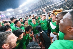 何宇鹏社媒：一整季的重量都化为光芒，只为这一次触碰🏆