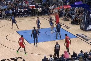 🌪️这个转身帅！杨瀚森转身抹过埃迪双手暴力灌篮！