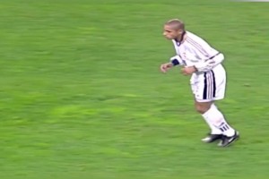 带炮后卫卡洛斯！在绝对力量面前什么防守都是浮云！