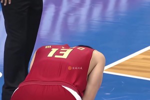 巅峰姚明太强了！一人打爆梦之队内线，牵扯让CBA队友轻松得分
