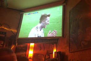 奚志康指挥时不忘奚落对方球员“骗”犯规：唉啥？你一个人踢球啊