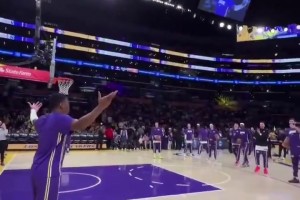 看来有在练！八村塁完成赛前抛球任务，这次终于熟练了