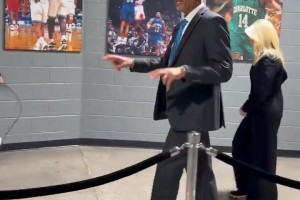 41岁的詹姆斯依然保持着炸裂的肌肉线条和赛场统治力...